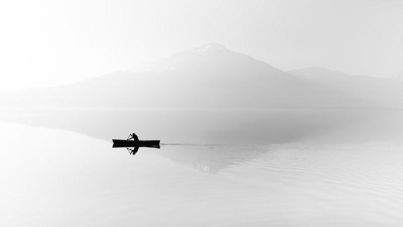 湖面笼罩着雾的山脉轮廓