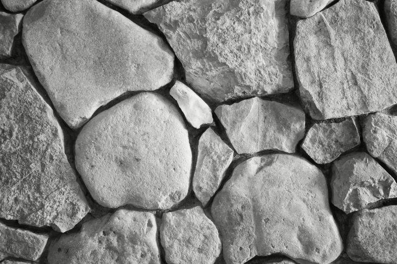 用灰白色石灰石铺设的背景墙