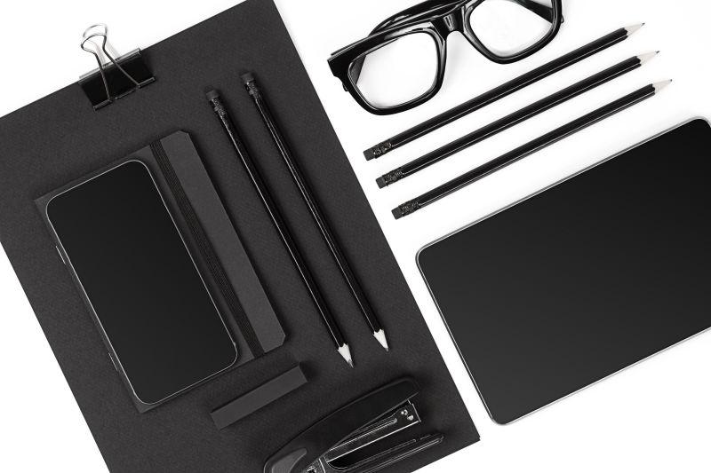 空白背景上的黑色办公用品