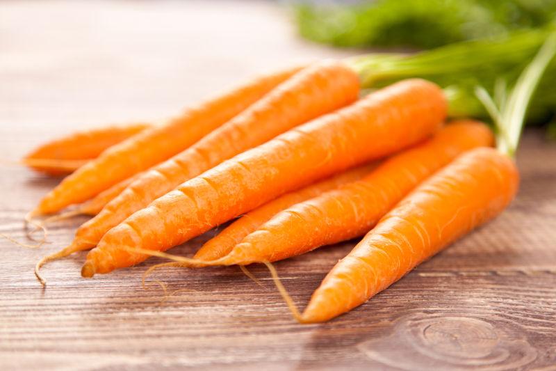 木桌上美味的胡萝卜