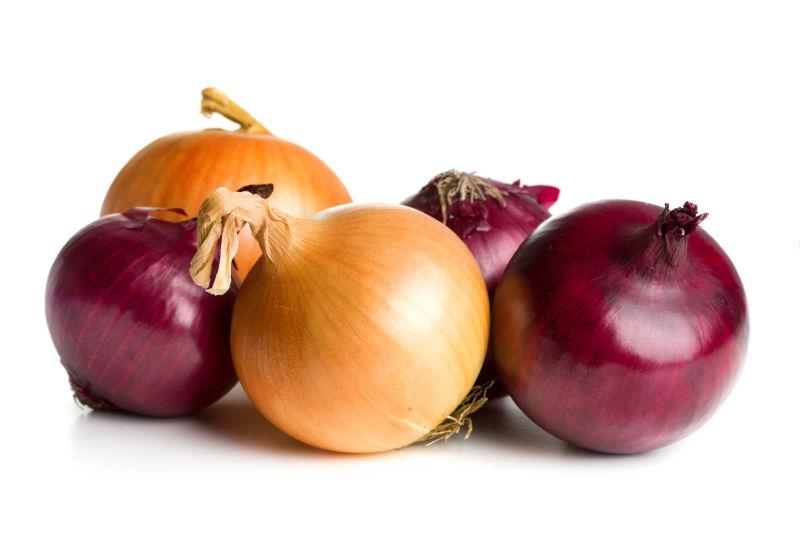 白色背景上的红洋葱和黄洋葱