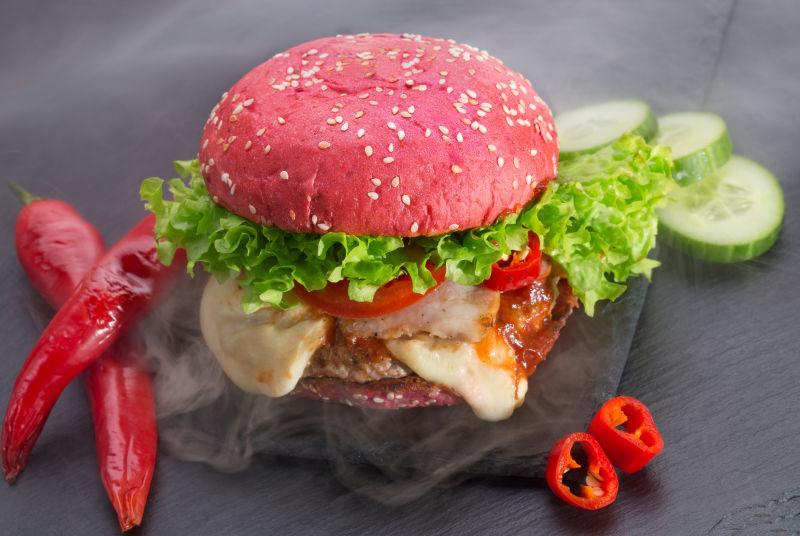 板凳上冒烟的大红色汉堡包