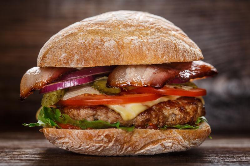 美味的蔬菜牛肉培根汉堡包