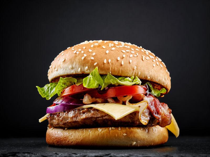 黑色背景下美味可口的汉堡