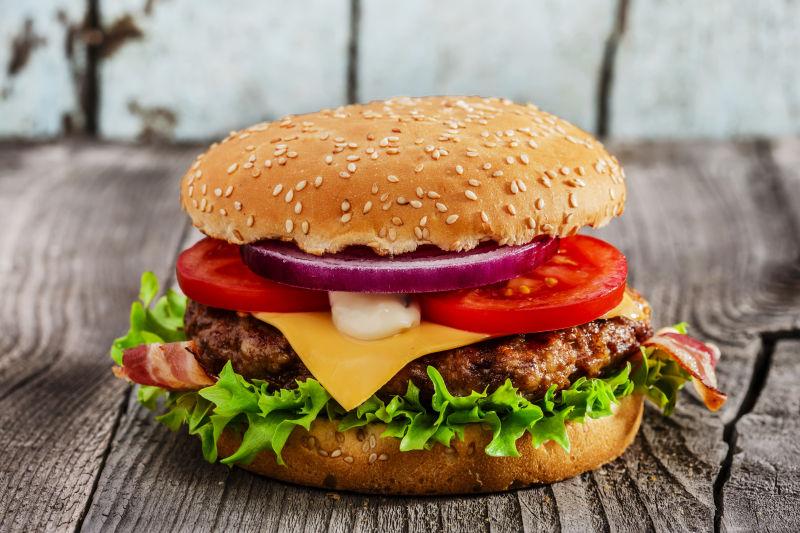 美味的烤肉汉堡包