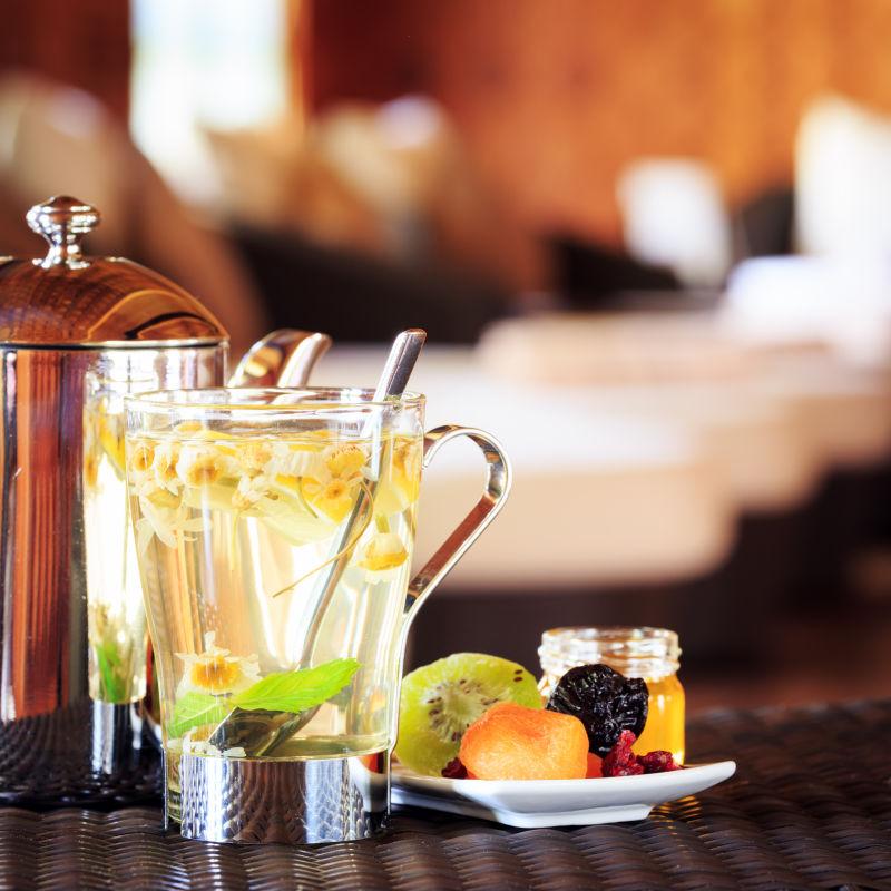 甘菊茶和水果干在木桌上