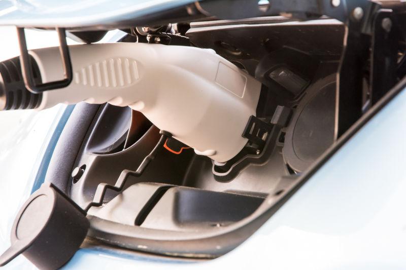 带插头和电缆的电动车在充电