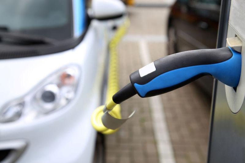 电动汽车在车站充电