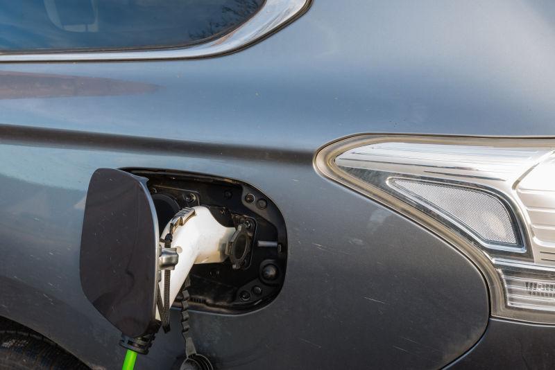 灰色电动汽车充电