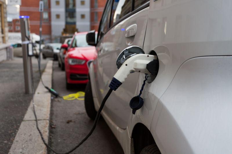 白色电动汽车充电