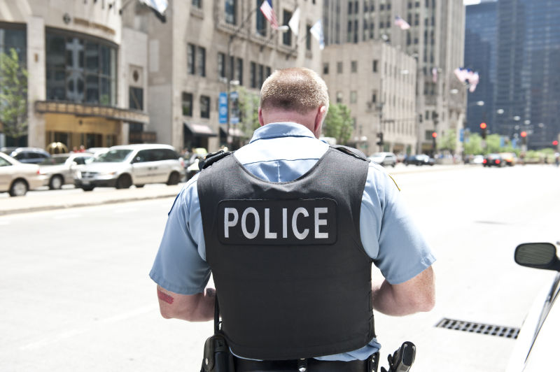 一名芝加哥市警察站在路上