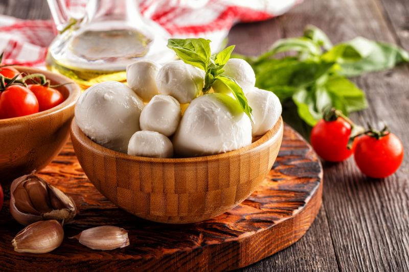 旧的木制背景上的芝士