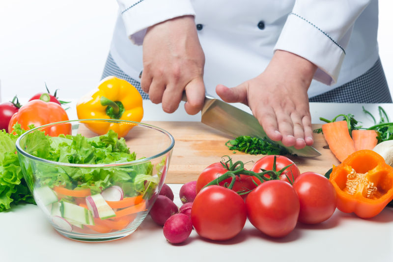 正在做蔬菜沙拉