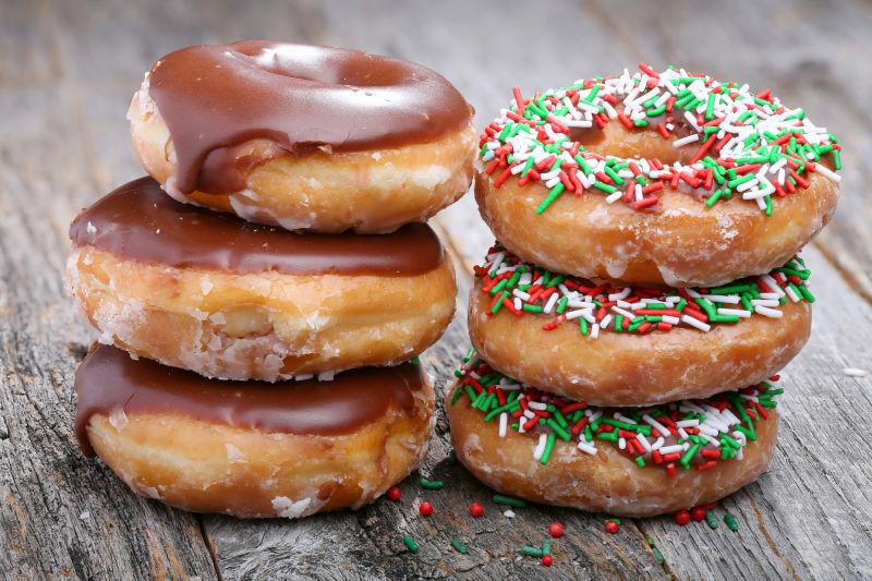 油炸巧克力甜甜圈