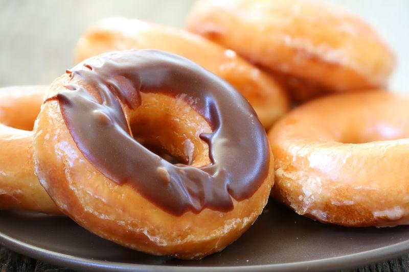 巧克力甜甜圈在盘子里