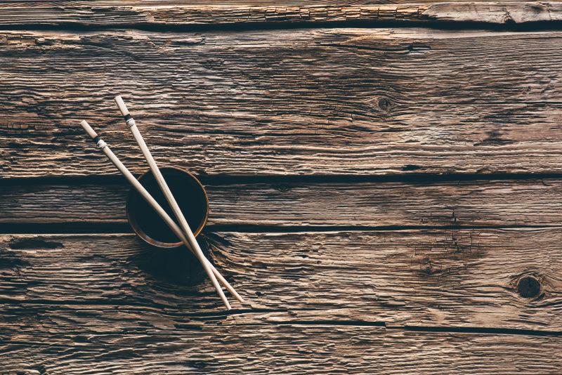 旧木桌上的餐具