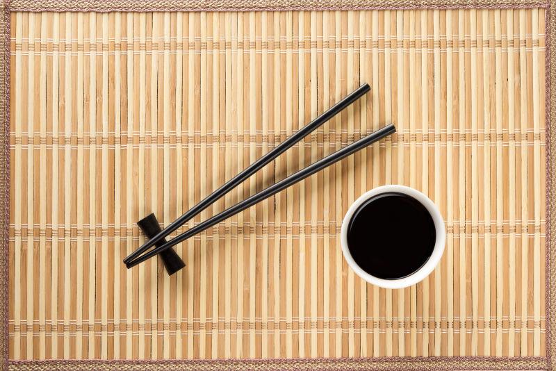 酱油碗边的黑色筷子