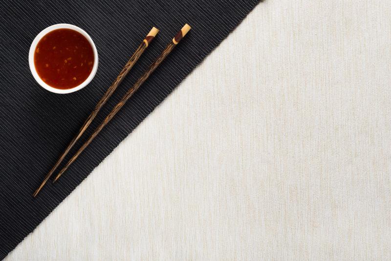 桌面上的酱汁碗和筷子