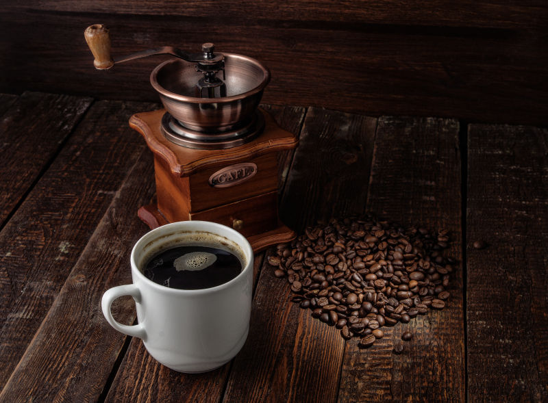 热饮咖啡与咖啡豆