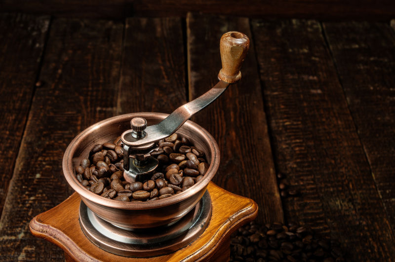 咖啡机中的咖啡豆