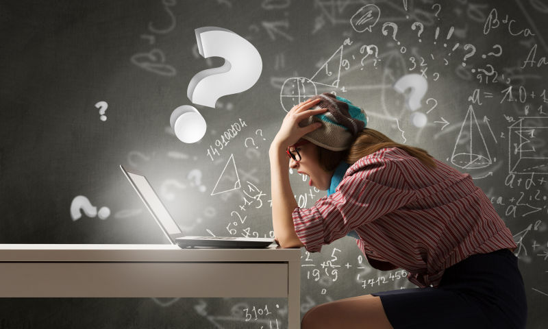 女孩子在网上冲浪