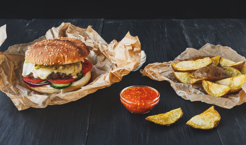 美味的汉堡包与土豆块