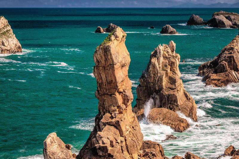 蓝色大海中的岩石海岸线
