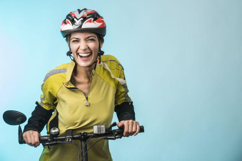 微笑骑自行车的年轻美女