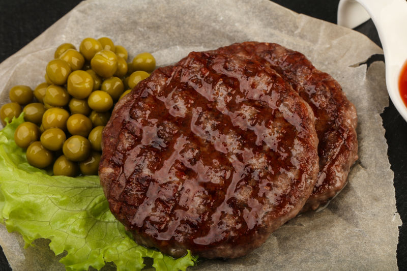 好吃的美食配新鲜的蔬菜