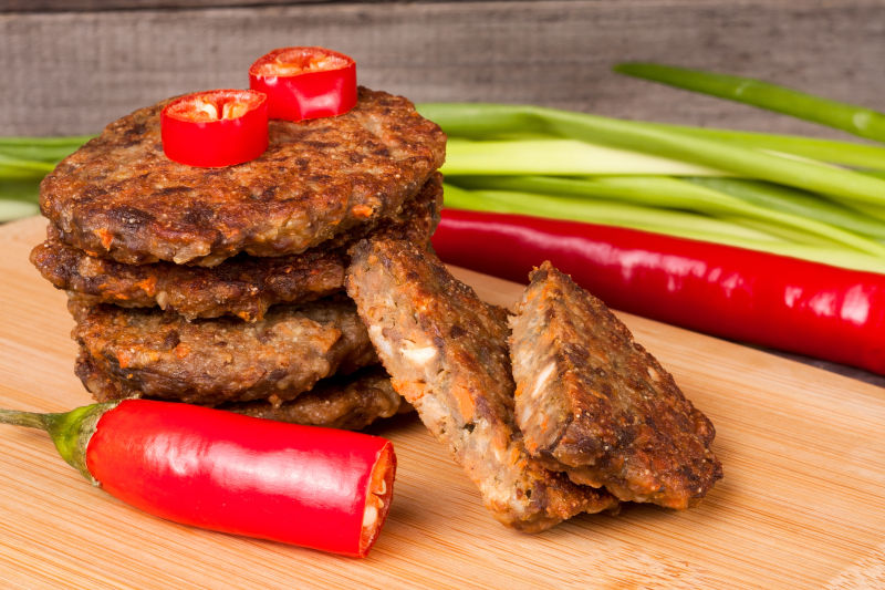 木质板上准备制作的美食