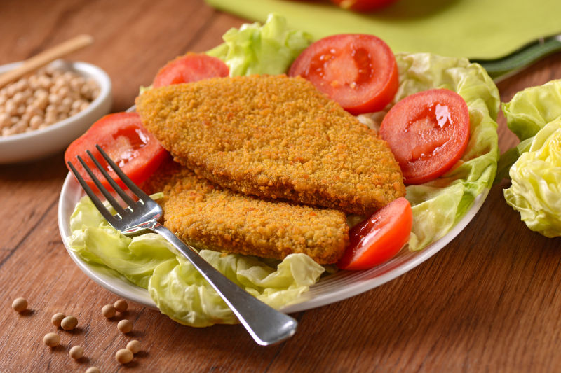 木质板上的蔬菜与美食