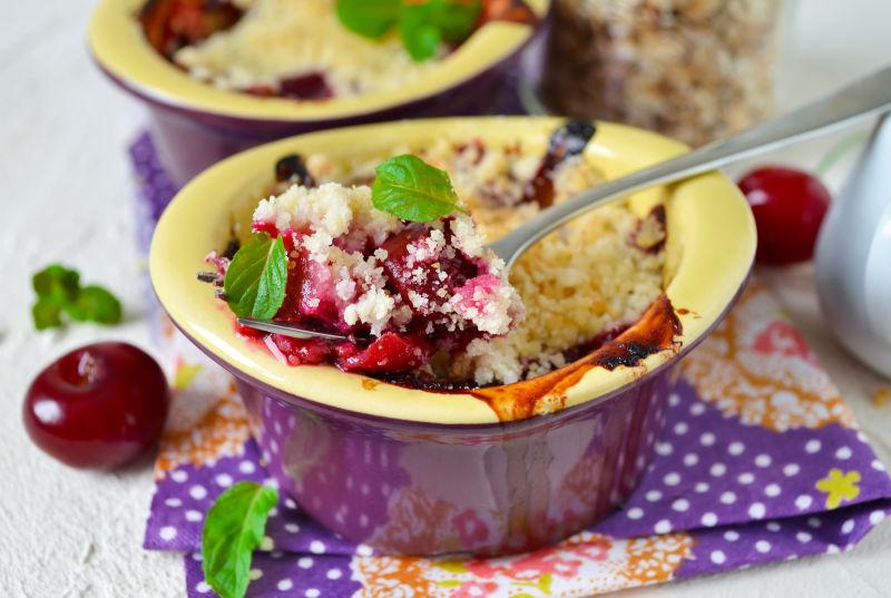 桌子上的红色樱桃和甜点