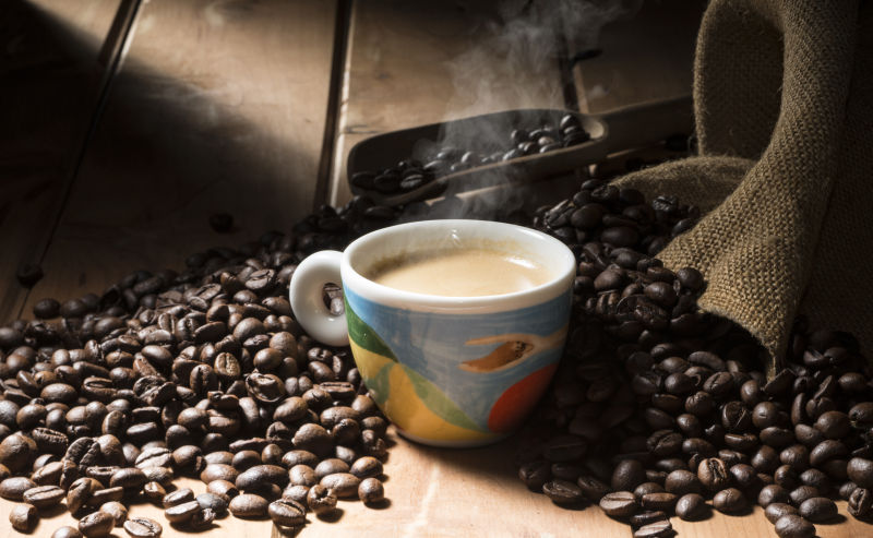 彩色咖啡杯中的咖啡