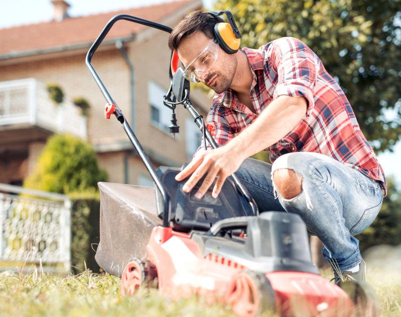 帅气的男人用割草机