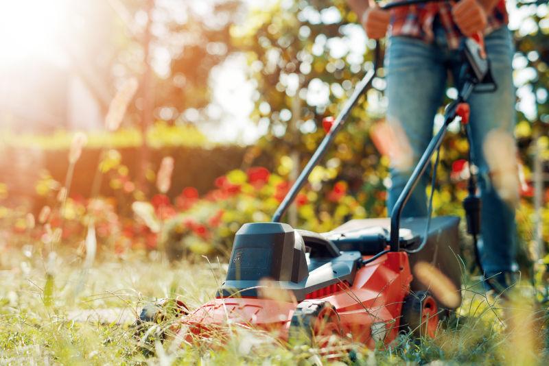 使用割草机的人