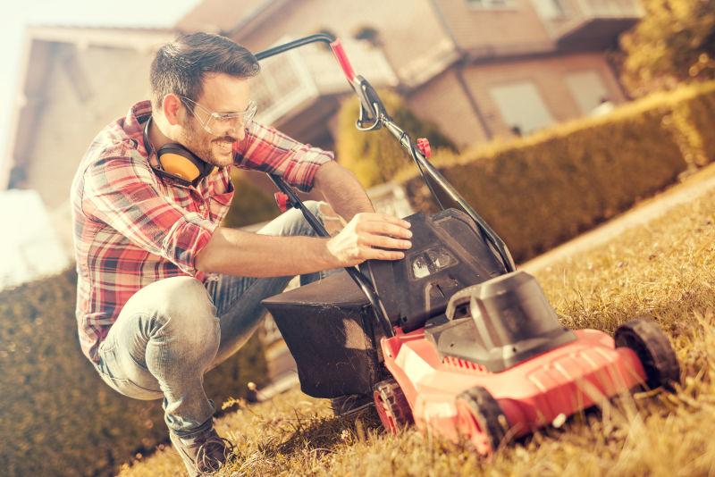 男人在院子里割草