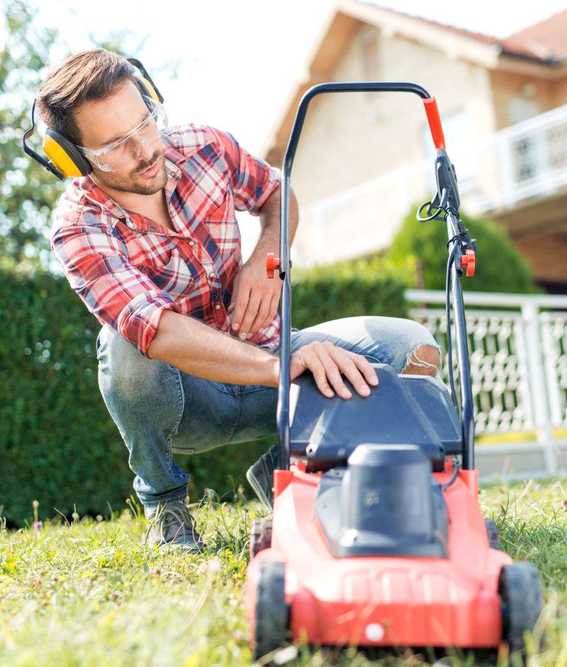 男人使用割草机