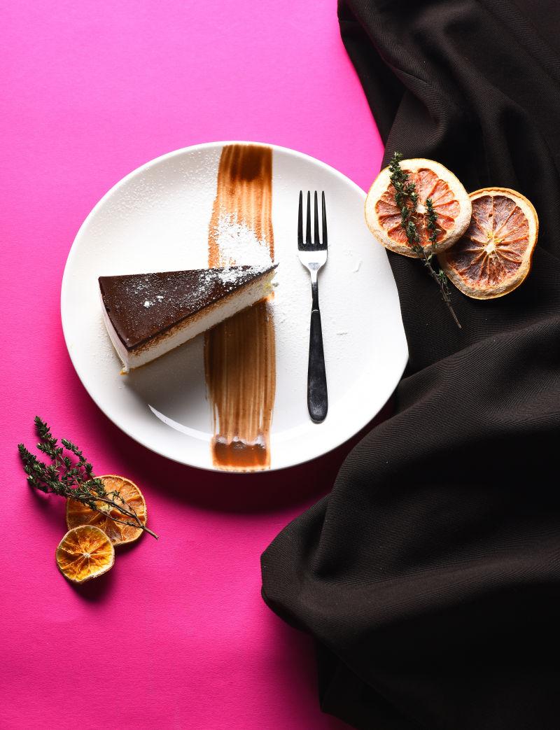 盘子里加了果酱的巧克力蛋糕