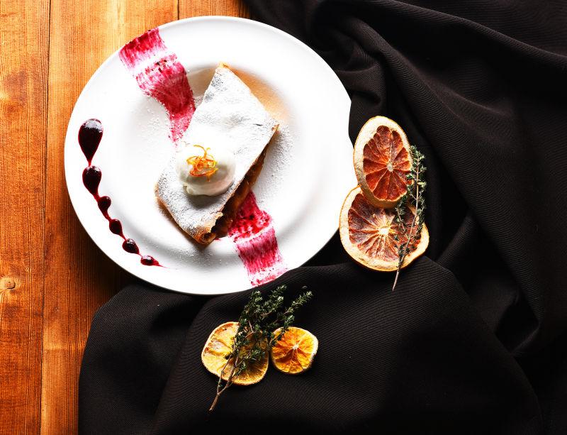 加了美味果酱的冰淇凌