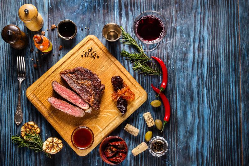 切片的稀有烤牛排