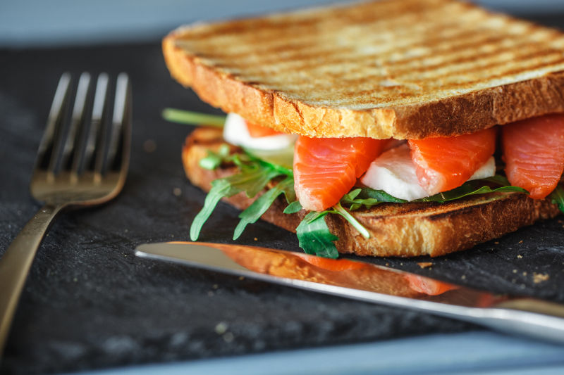 鱼肉三明治与刀叉