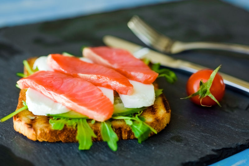 三明治上放着三片鱼肉