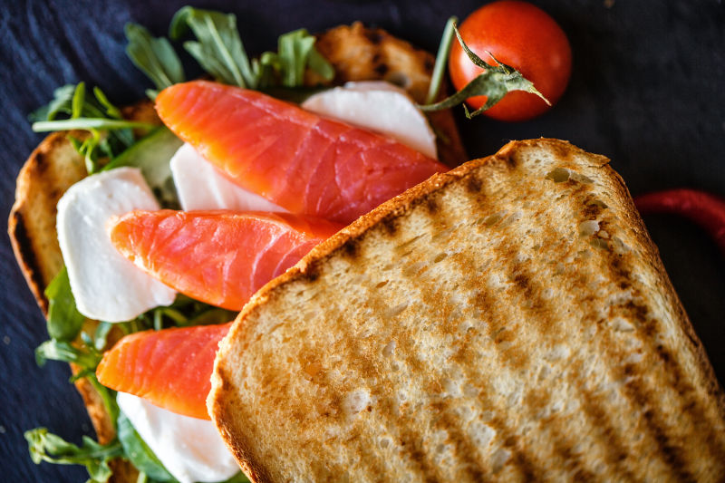 鱼肉三明治与番茄