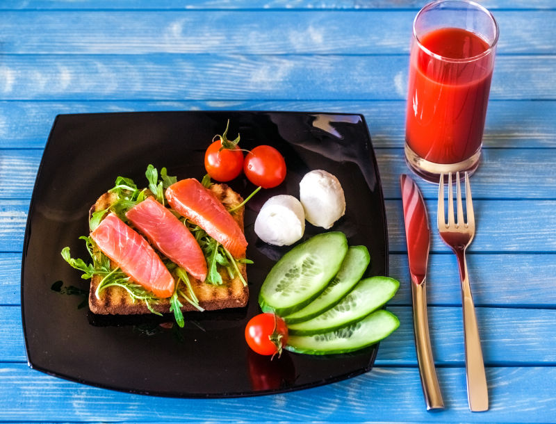 番茄汁配鱼肉三明治