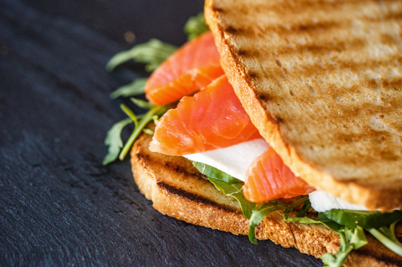 美味的鱼肉三明治