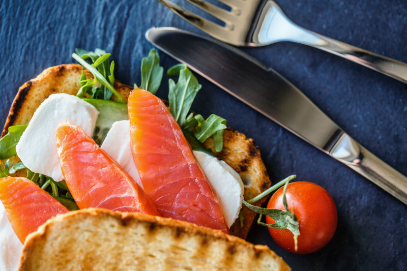 鱼肉三明治近距离特写