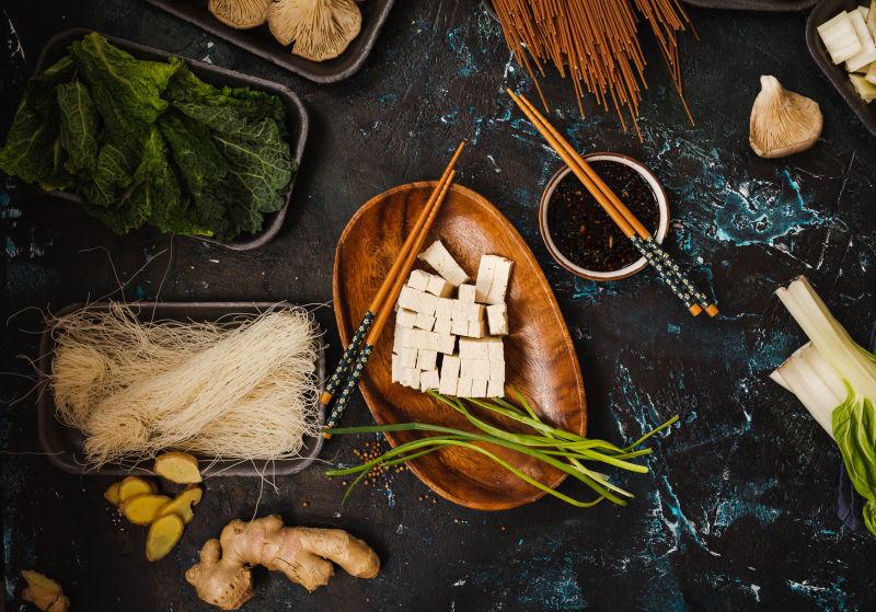 桌面上木质碗里的各种新鲜食材