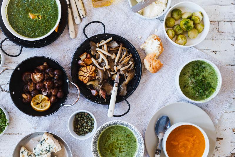 餐布上的美味食物和各种调料