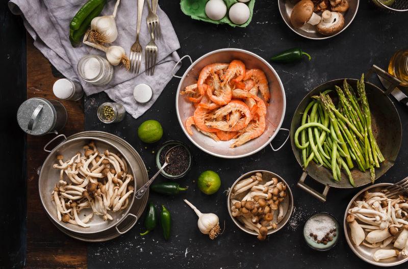 桌子上各种丰富的新鲜食材