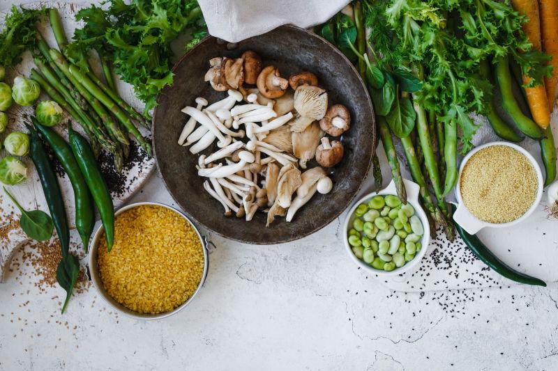 白色桌布上的新鲜食材和调料